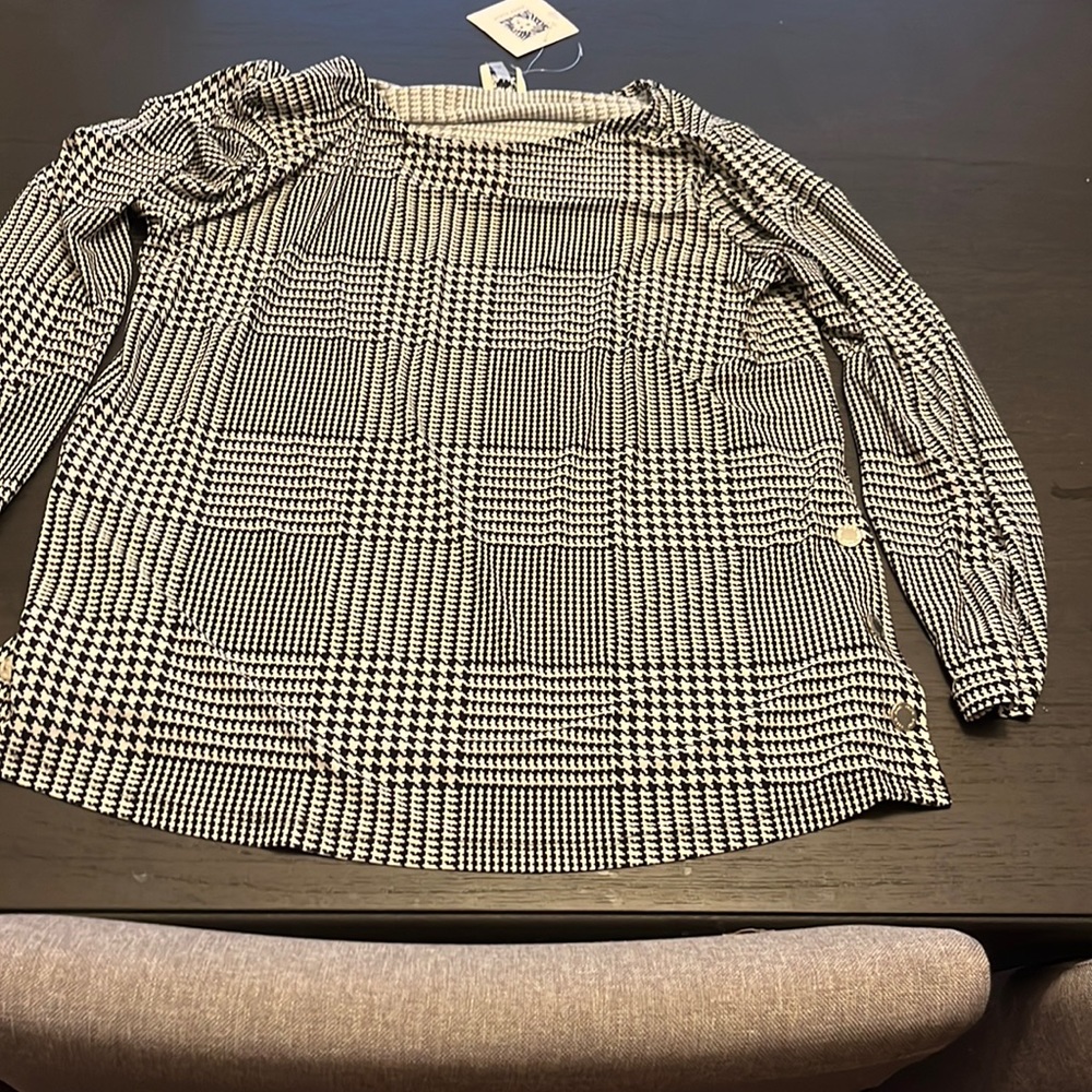 Soft Black and white patterned 3/4 sleeve shirt